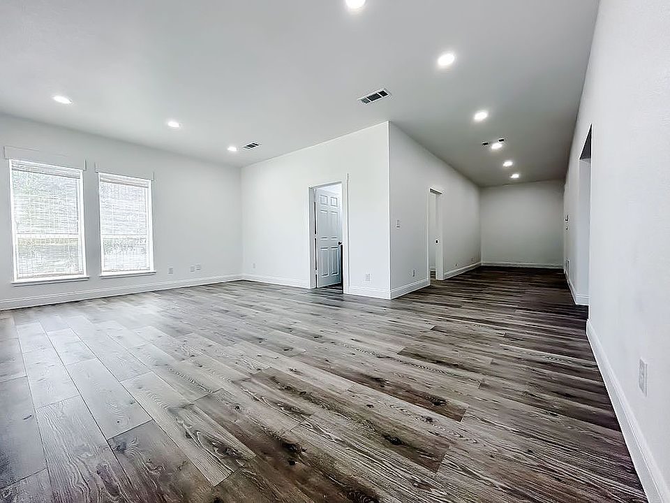 1st image of 817 W Tucker St #200