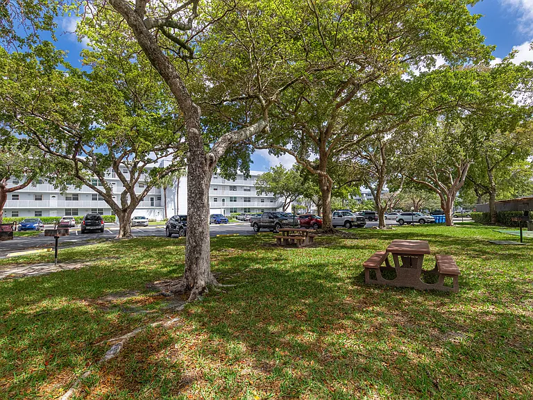117 Royal Park Dr #1H — Photo 22