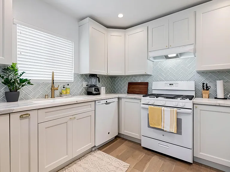 924 E Fairview Blvd — Photo 13