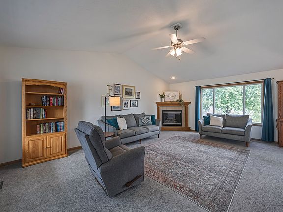 4th image of 621 27th St SE