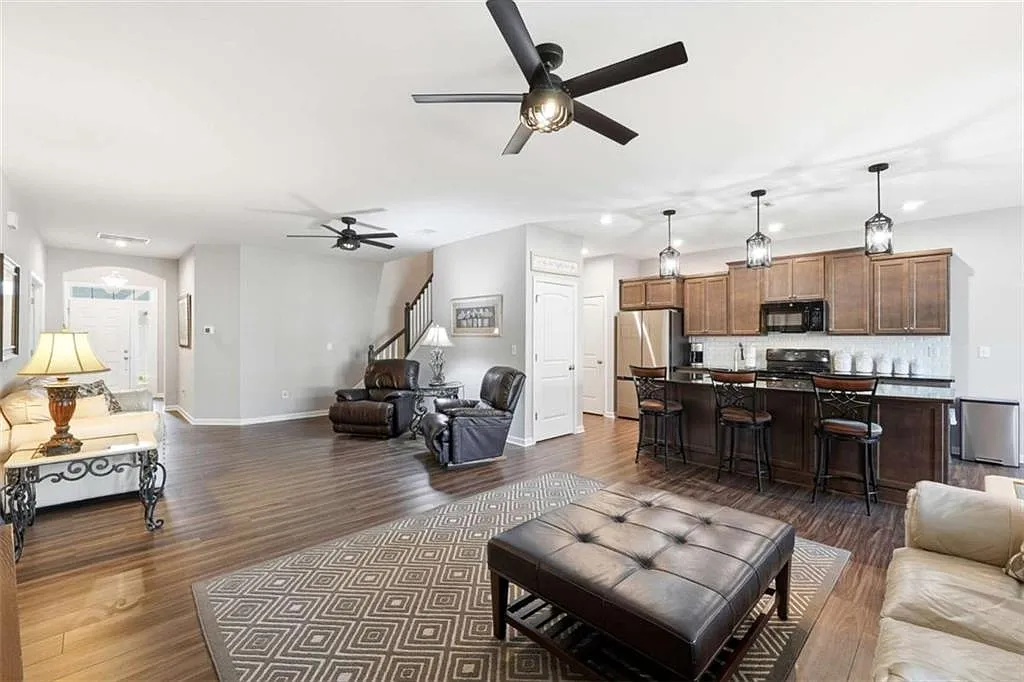 3 bed, 2.0 bath, 2409 sqft, $2,100 — Photo 4