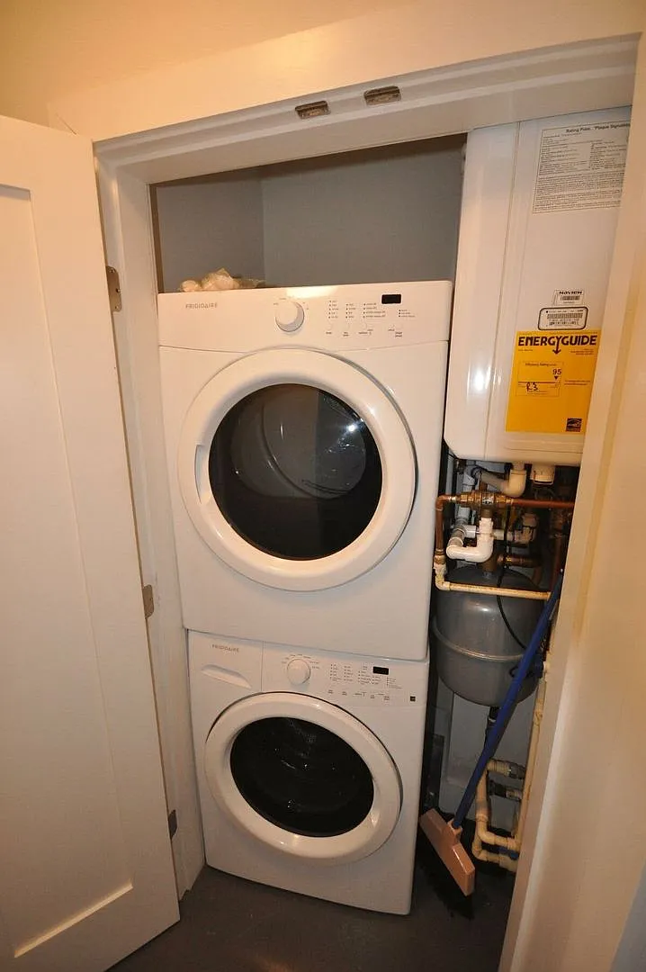 No Brokers Fee. Massive Unit in South End Central Heat/AC, In-Unit Washer and Dryer, Parking for ... — Photo 3