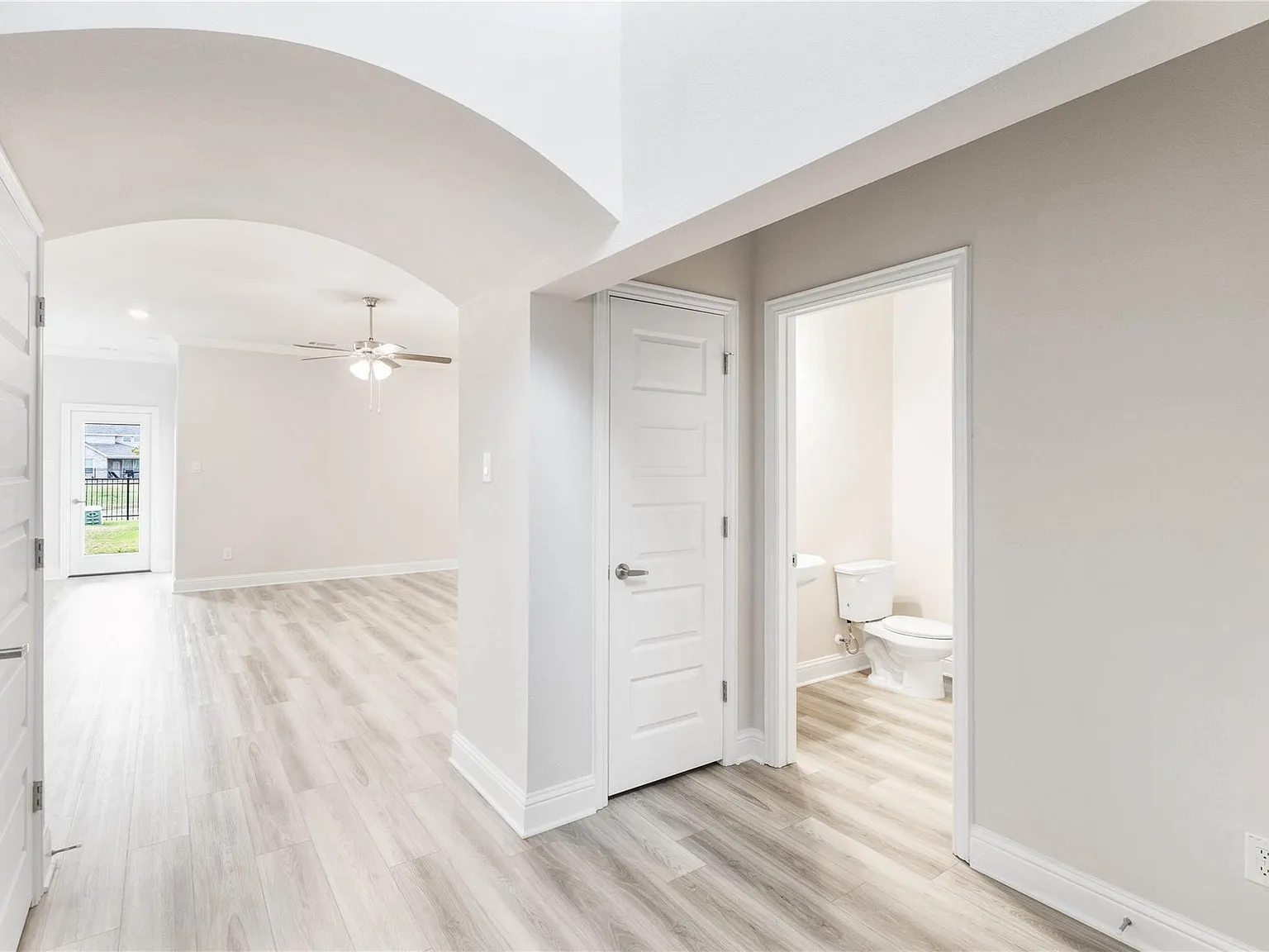 5 bed, 3.5 bath, 2607 sqft, $2,990 — Photo 3