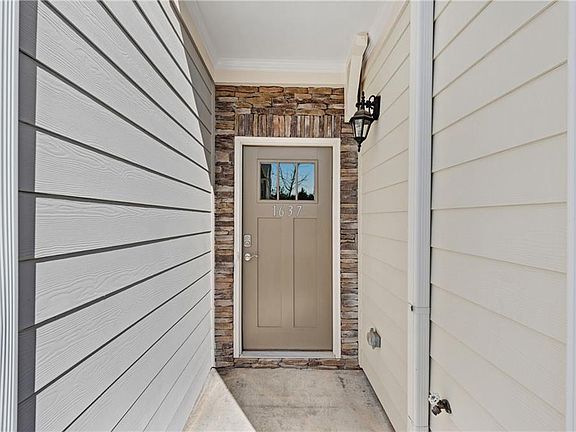 3rd image of 1637 Paxton Dr