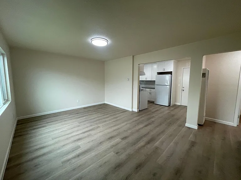 547 Grand Ave #4 — Photo 3