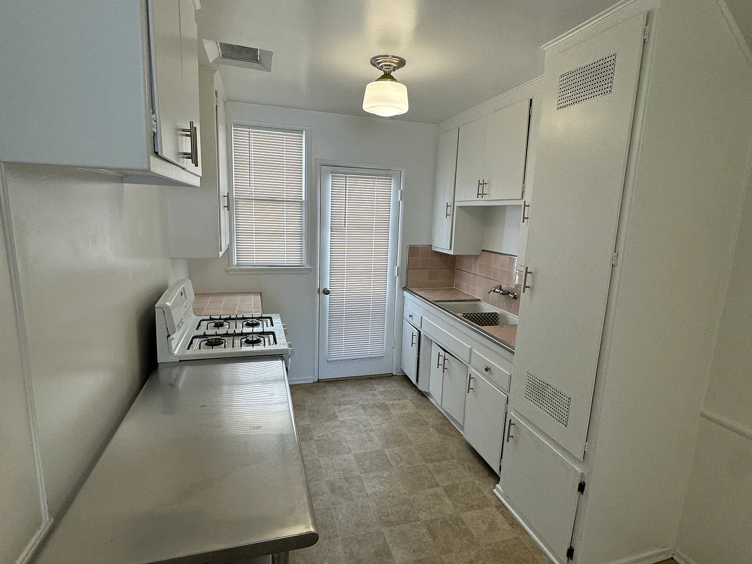 1228 N Berendo St — Photo 4