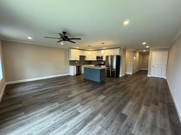 108 Mammoth Rd #B — Photo 2