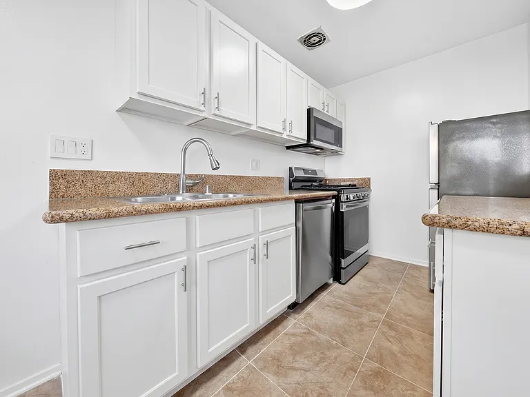 6944-6954 Coldwater Canyon Ave — Photo 18