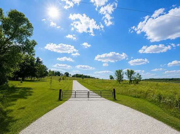 2 Ring Rd, Walker, IA 52352