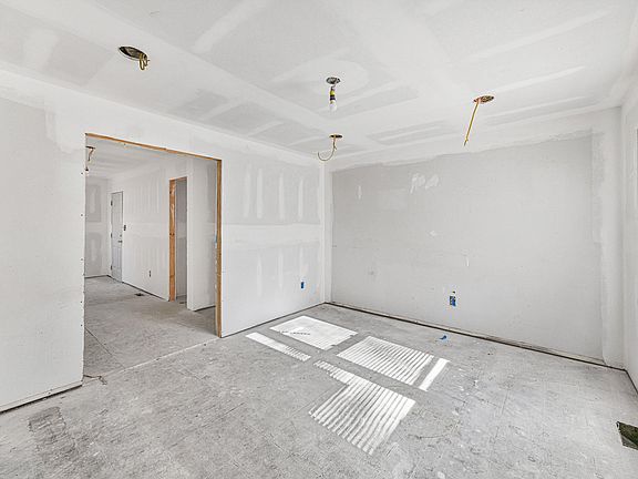 5th image of 213 Elder St