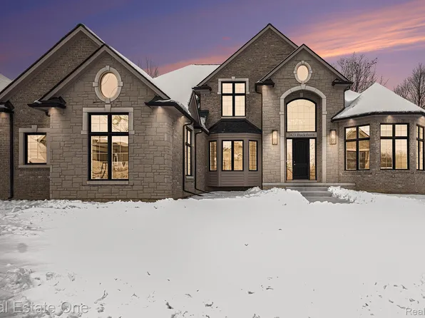 2423 Buckthorn Dr, Shelby Township, MI 48316