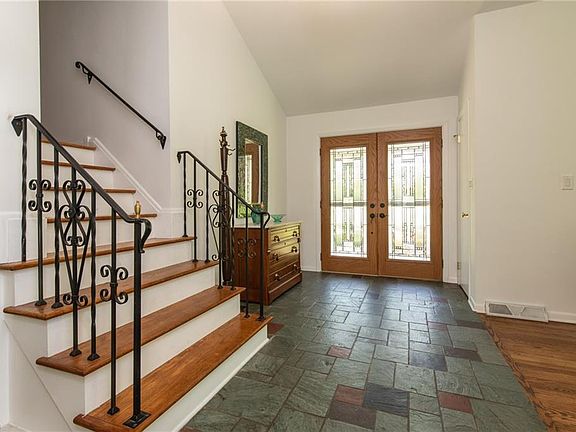 4th image of 38905 Chagrin Blvd