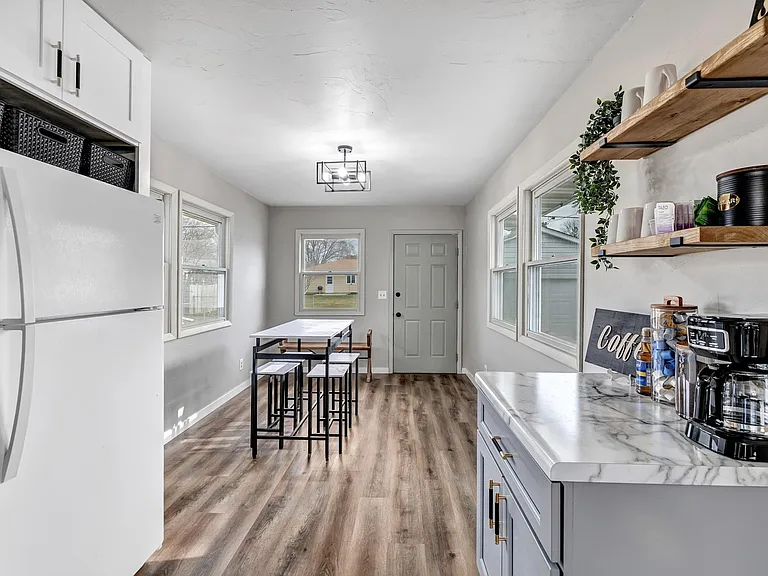 1420 Langlade Ave — Photo 6
