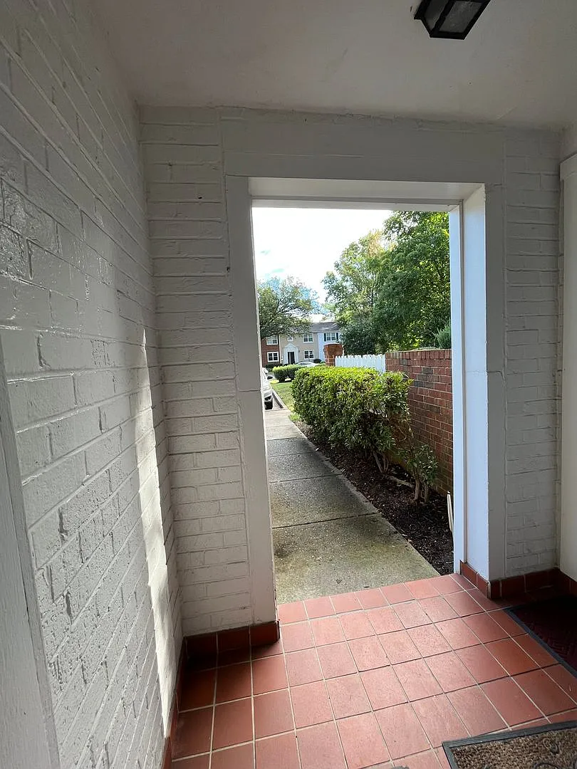 Charming 2BR, 1BA Townhouse-Style Condo in Arlington — Photo 4