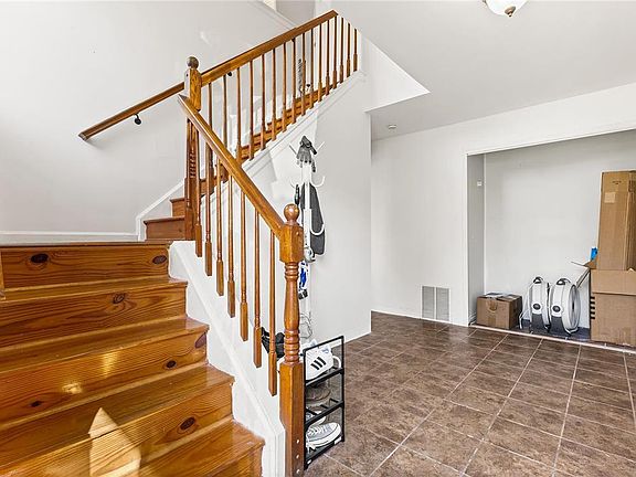 3rd image of 30 Heritage Ln