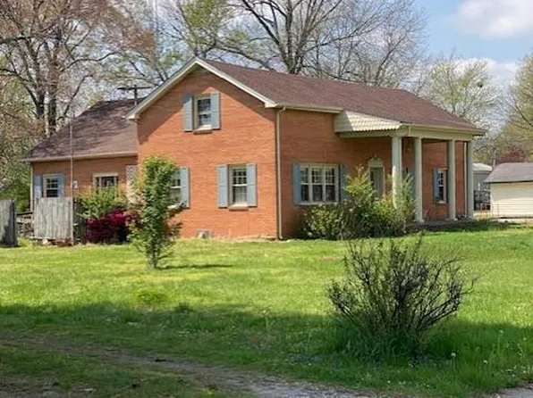 121 W Chestnut St, Puryear, TN 38251