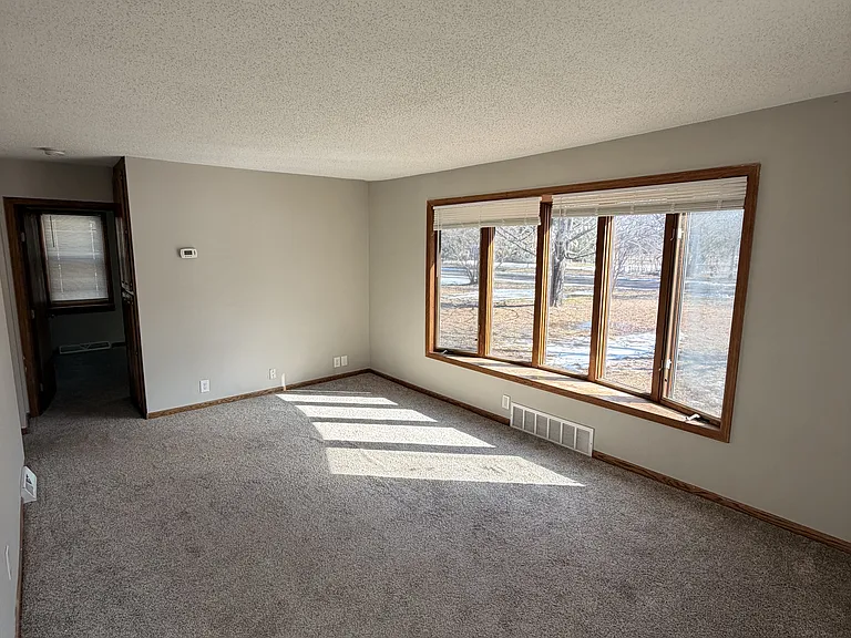6909 Lakeview Dr — Photo 2