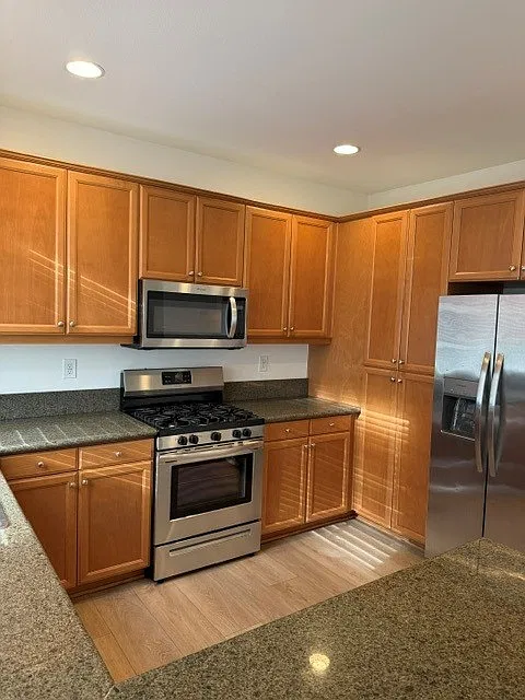 3 bed, 2.5 bath, 1657 sqft, $3,750 — Photo 3