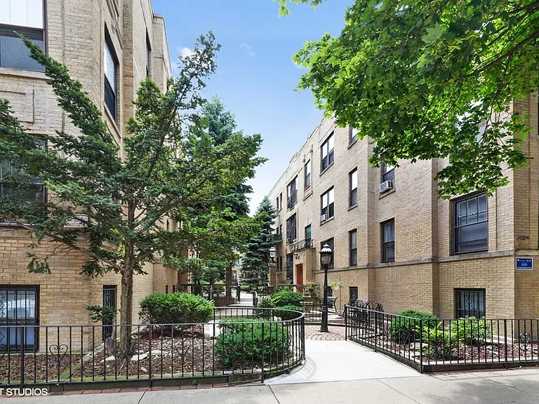 543 W Arlington Pl — Photo 1