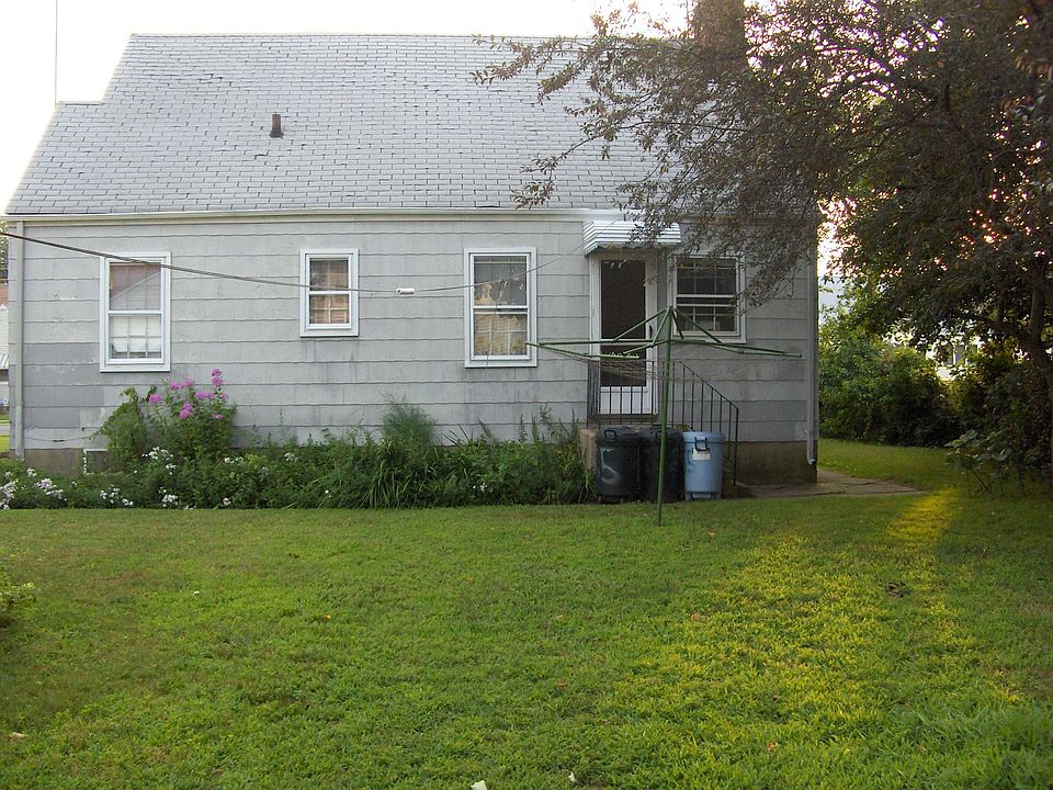 2nd image of 255 Roosevelt Ave