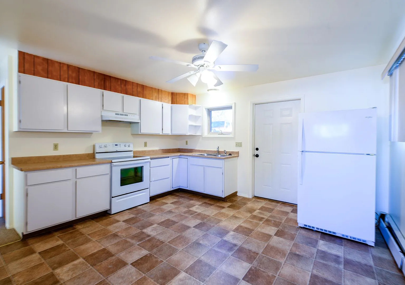 Adorable 3 bedroom 1 bathroom Top Level Unit — Photo 1