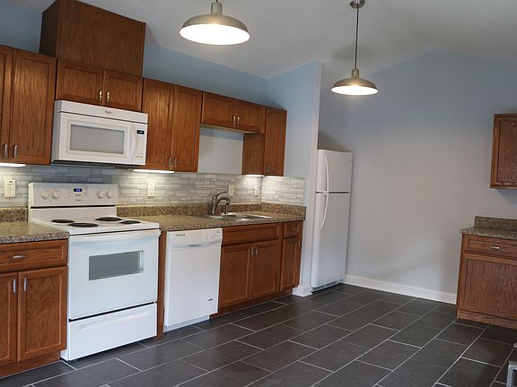 3rd image of 14 Laurel Leaf Ln