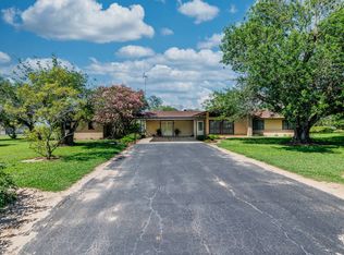 94 Crestview Rd, Yorktown, TX 78164