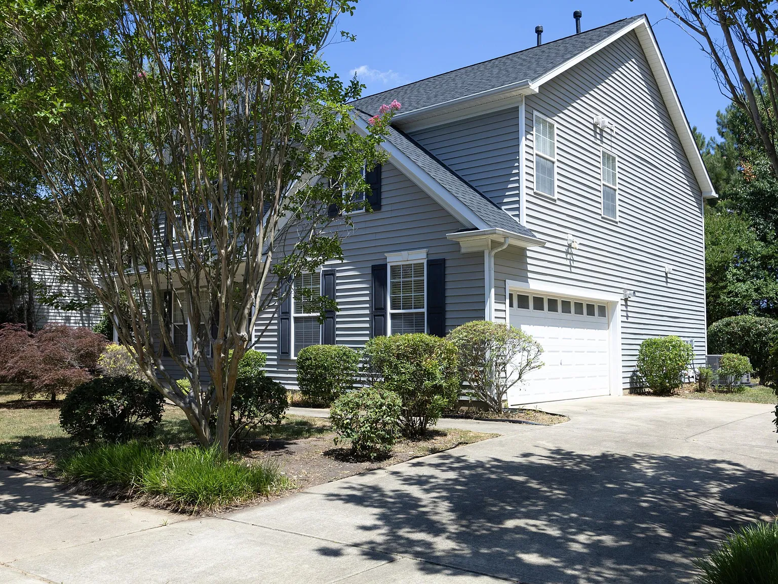 4 bed, 2.5 bath, $2,400 — Photo 2