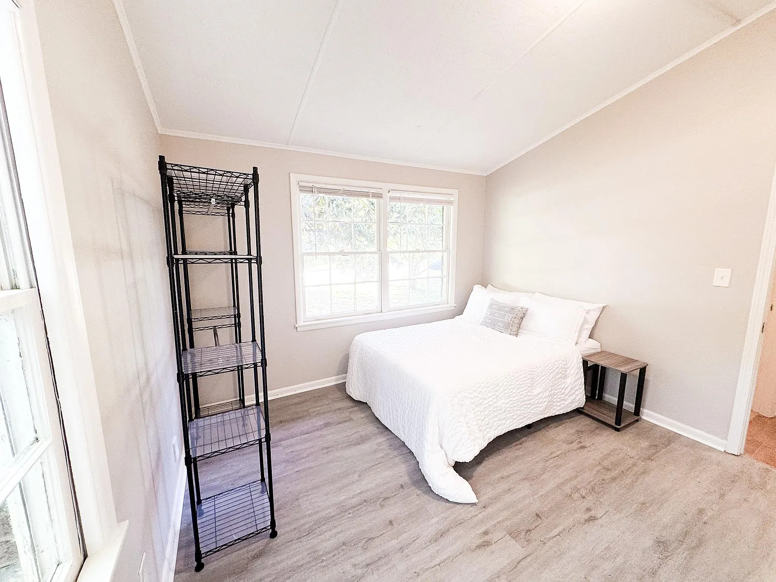 4 bed, 3.0 bath, 1900 sqft, $737 — Photo 2