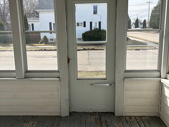4th image of 102 Sterling Ave