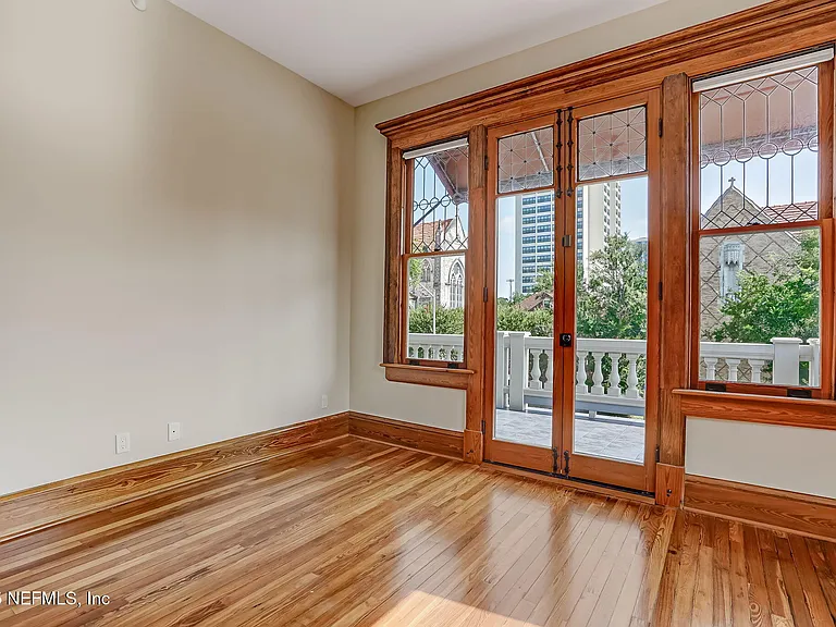 122 E Duval St — Photo 8