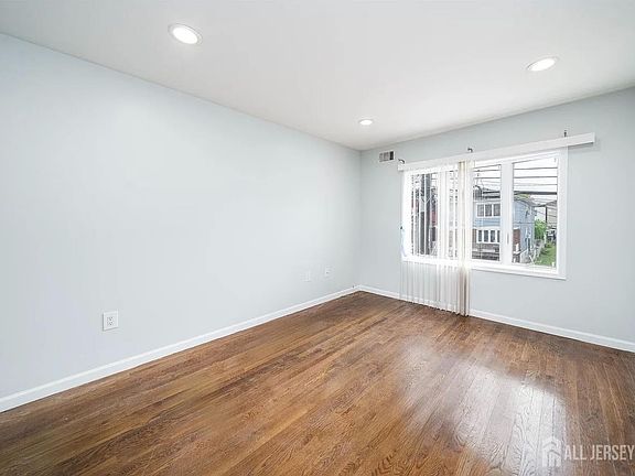 5th image of 22 Linden Ave