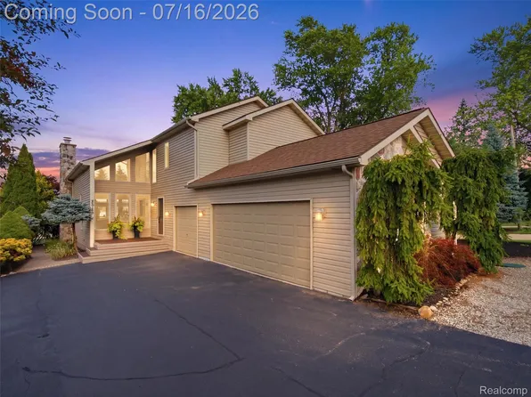 2314 N Duck Lake Rd, Highland, MI 48356