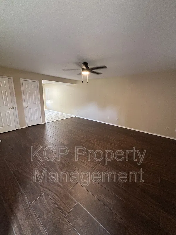 2 bed, 1.5 bath, $885 — Photo 2