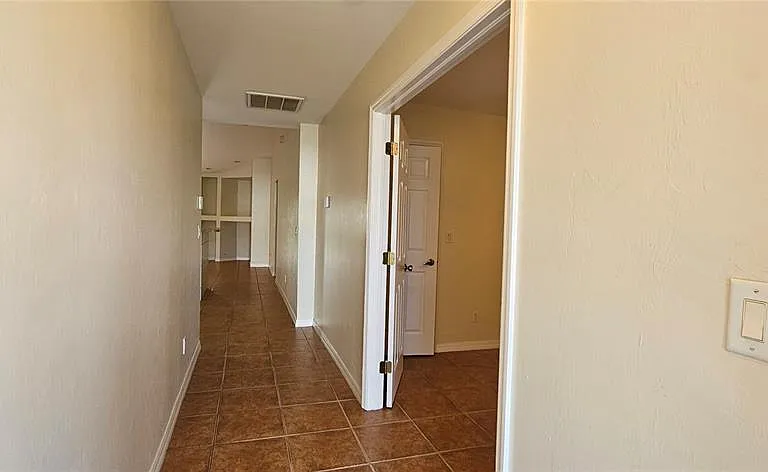 3007 SW Santa Barbara Pl — Photo 2