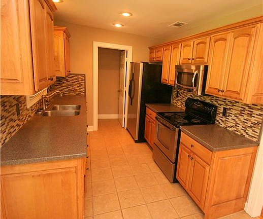 2nd image of 1216 Sussex Ct