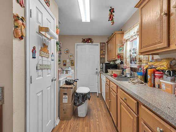 2nd image of 914 Armstrong Rd