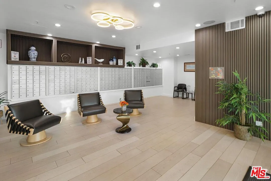 3 bed, 2.0 bath, 1156 sqft, $5,395 — Photo 3