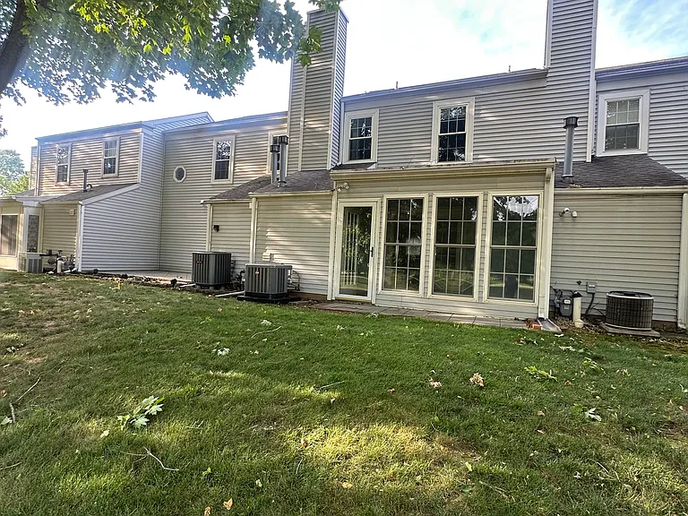 609 Cambridge Ct — Photo 2
