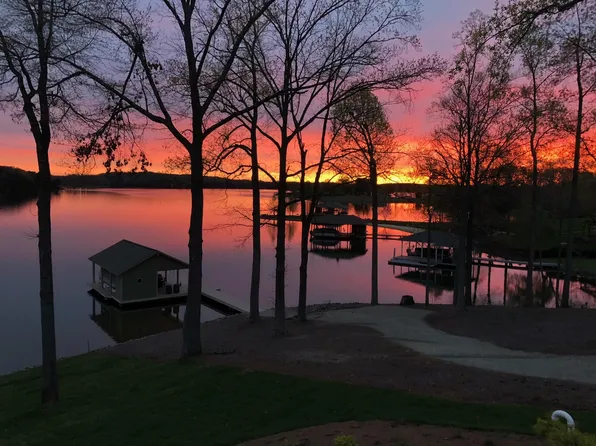 903 Compass Cove Cir, Moneta, VA 24121