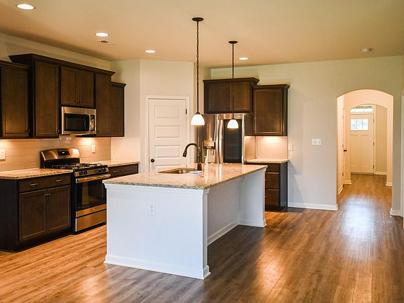 3rd image of 163 Kingswood Dr