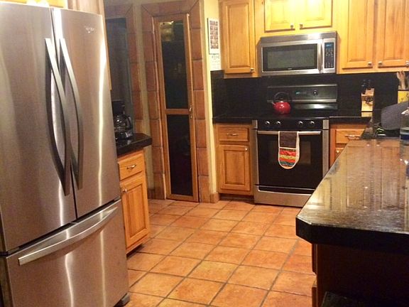 Oak cabinets, granite 