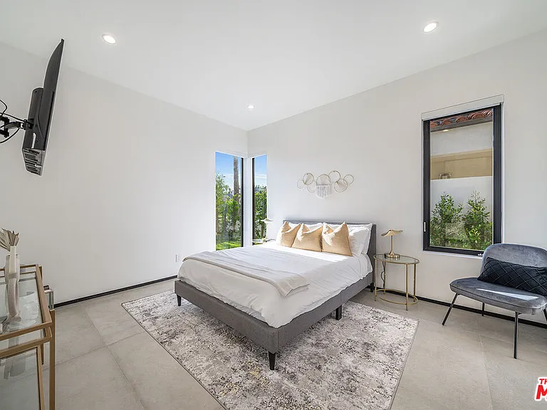200 N Doheny Dr — Photo 31