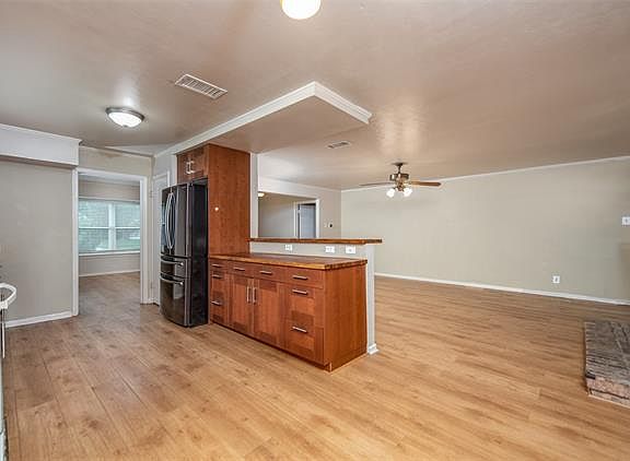 4th image of 307 S Weatherred Dr