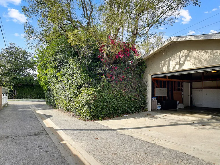 13360 Magnolia Blvd — Photo 58