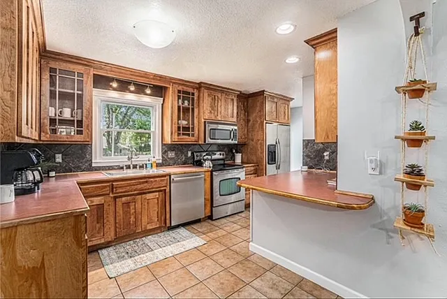 4207 W 62nd Ter — Photo 3
