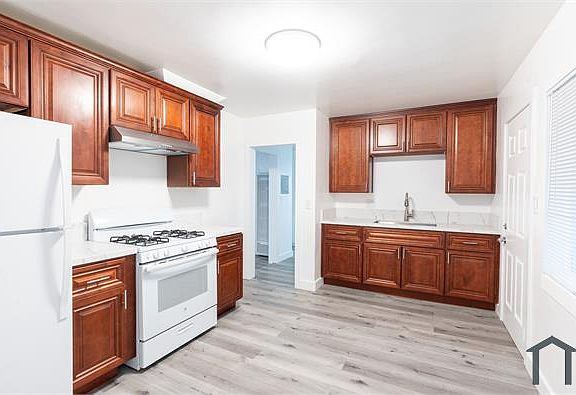 2nd image of 503 Pearl Ln