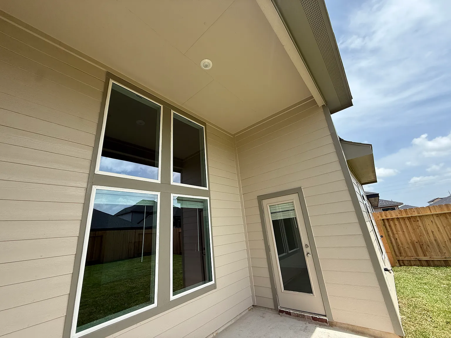 4 bed, 2548 sqft, $2,685 — Photo 3