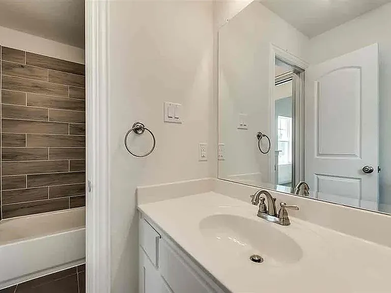 4737 Mulholland Dr — Photo 26