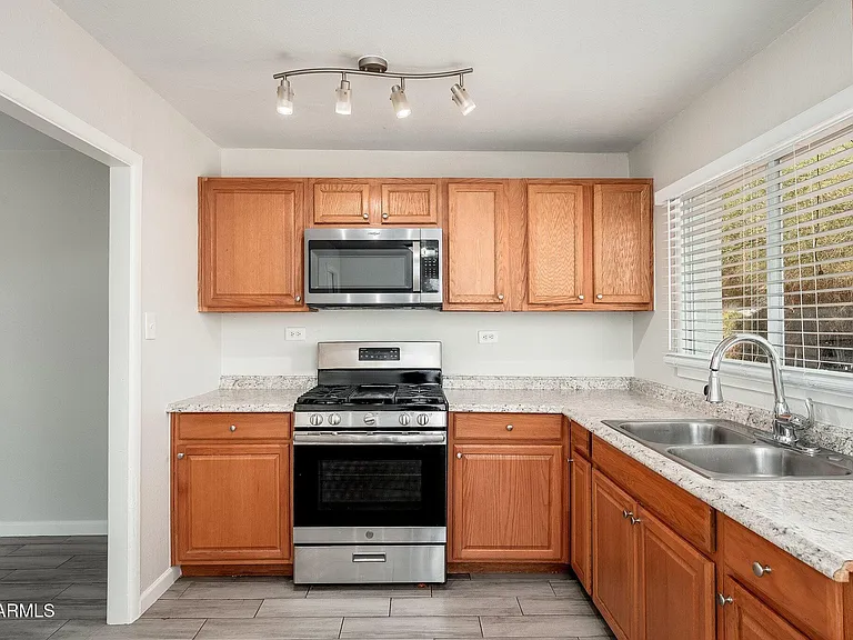 744 W Coolidge St #C — Photo 10